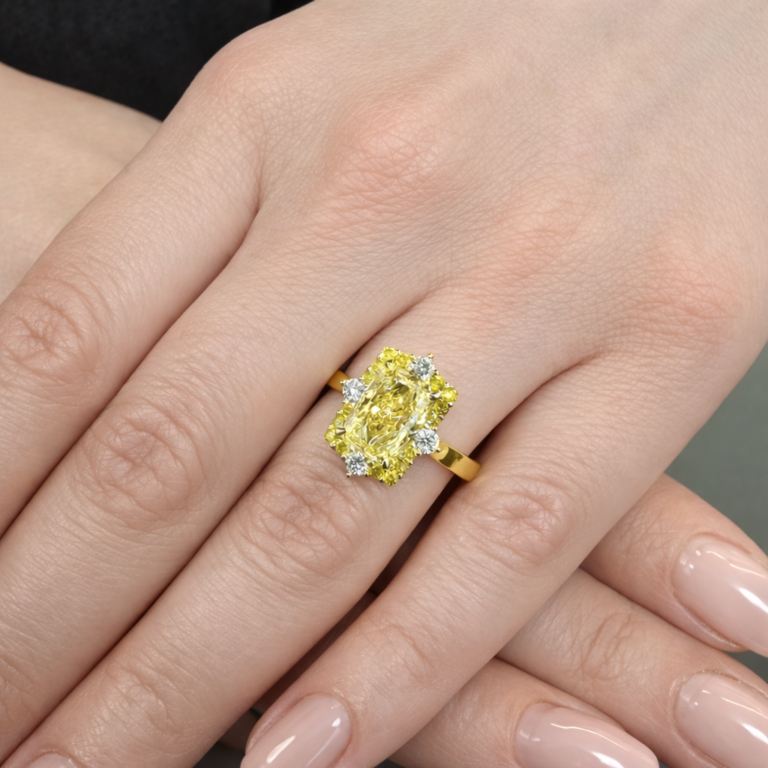 18kt Gold Ring with 2.56ct Lab-Grown Diamond thumbnail 3