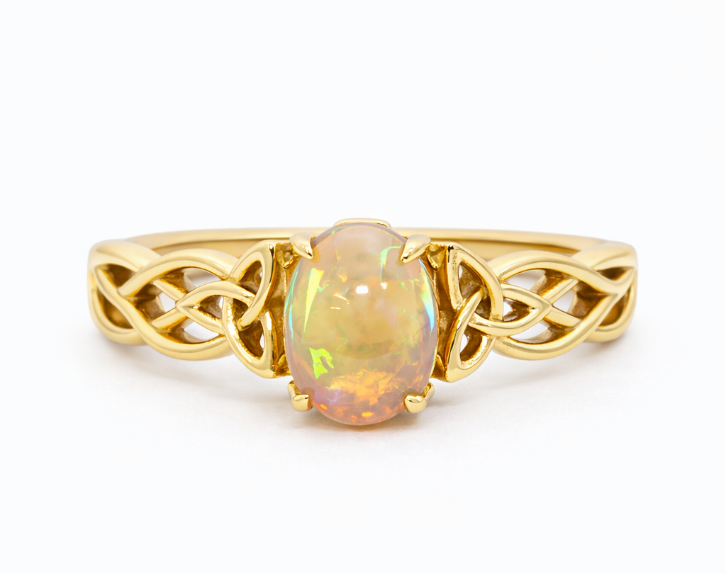 18kt gold ring with 0.8ct opal